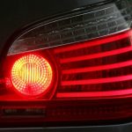 Jak používat zadní světla k identifikaci automobilu